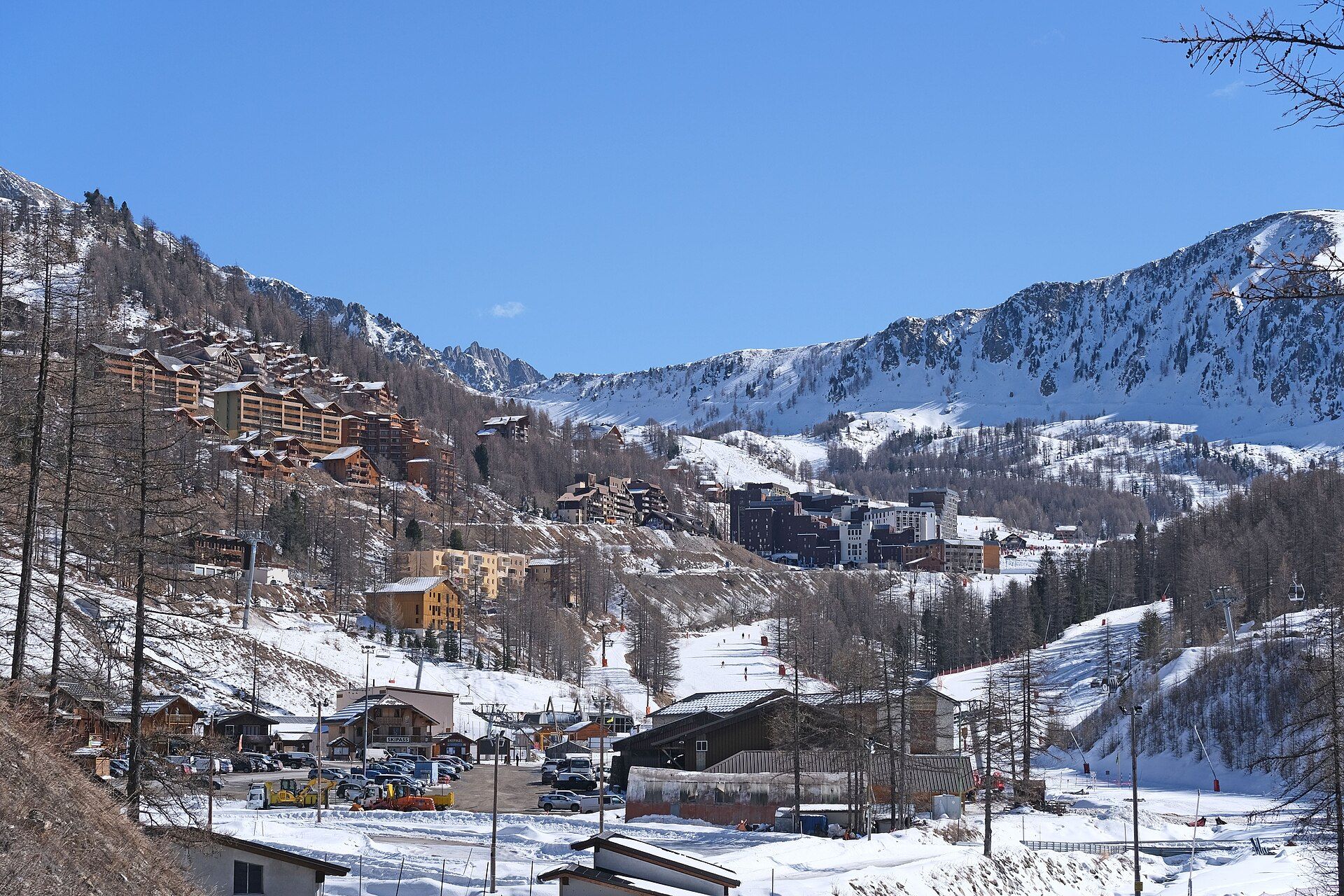 Skigebiet Isola 2000 mit verschneiten Pisten im Winter