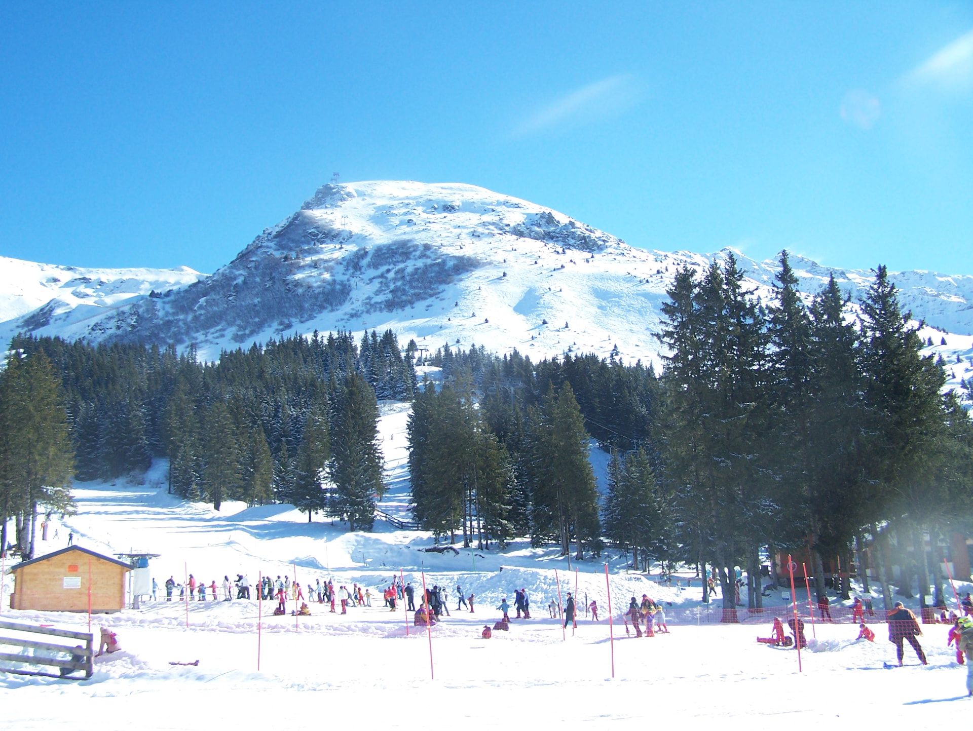 Verschneite Pisten in Les 7 Laux in den französischen Alpen