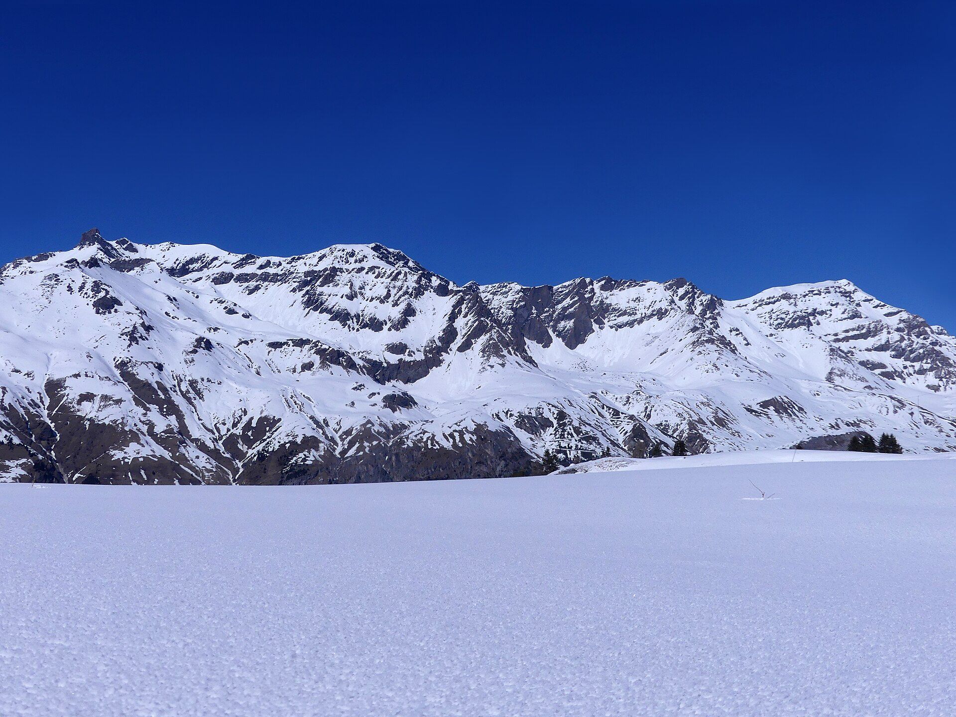 Verschneite Berge der Vanoise bei Val Cenis im Winter