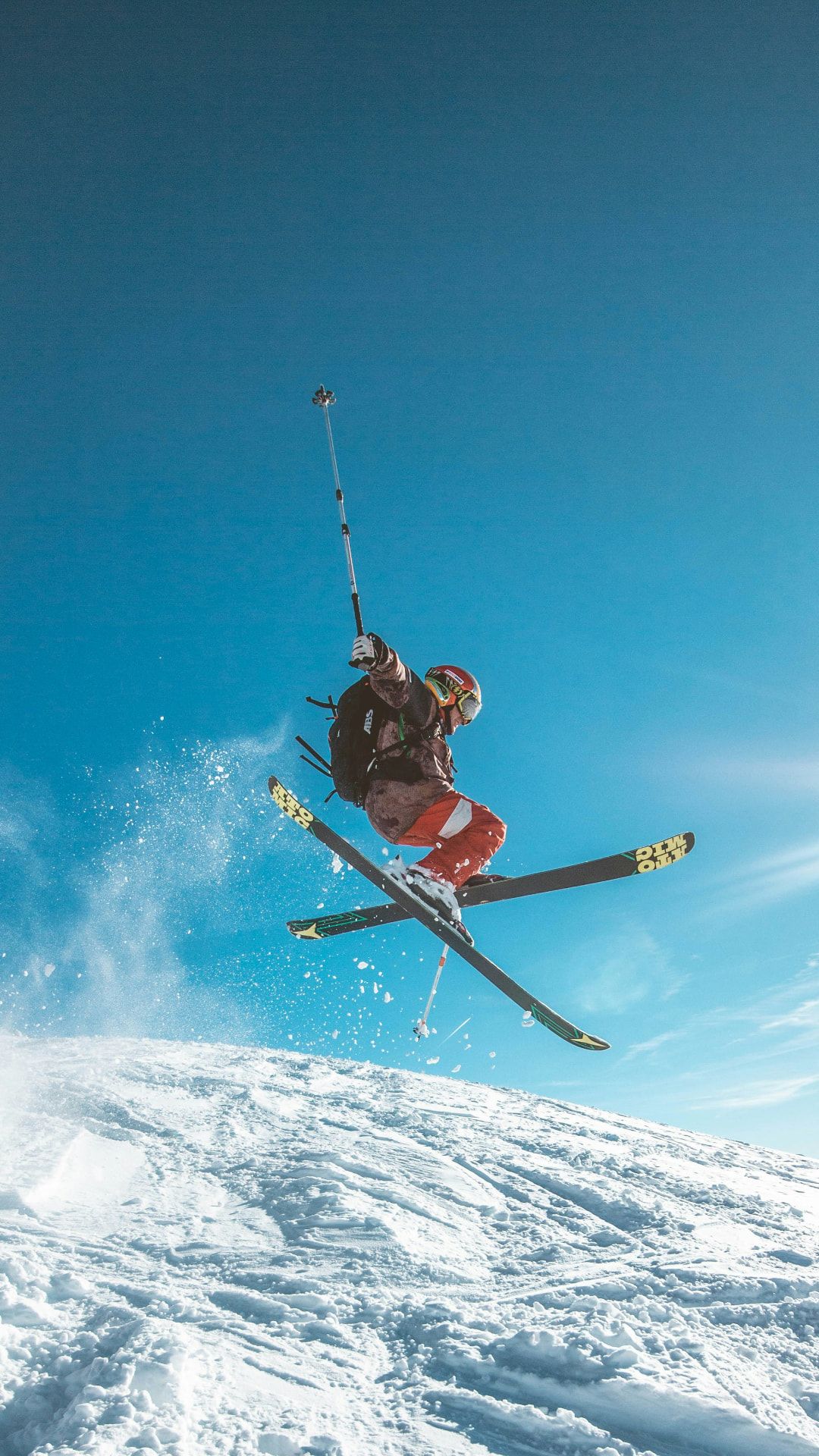 Skier carving through powder in Printse