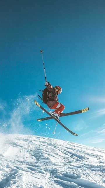 Skier carving through powder in Printse