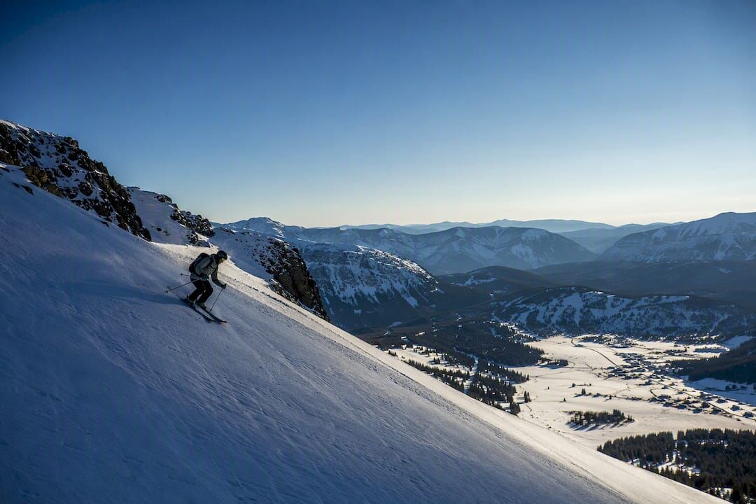 Skifahrer auf einem alpinen Schneefeld