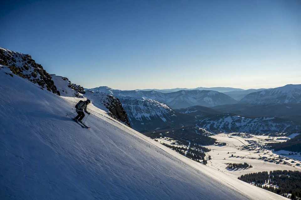 Skifahrer auf einem alpinen Schneefeld