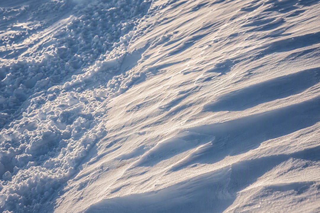 Bruchharsch und windgeprägter Schnee im freien Skigelände